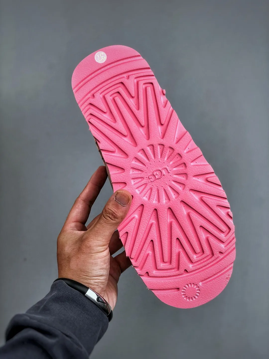 Local self-pickup💰560 supports store placement. The top version on the market. UGG Tazz ethnic style thick-soled women's model. Xiaohongshu's hot model. Produced by a major foreign trade factory in Guangzhou. From toe to insole, genuine sheep fur. Independent outer box packaging. Chip. With waterproof technology. Differentiating from any version on the market. 5cm thick sole. Independently developed original outsole. Cashmere insole. Keep warm when going out in winter. It is a very suitable choice for home use. In the new year, uug has launched a style series, which is partially biased towards the preferences of young consumers. It has also moved to the forefront of fashion trends. Shoe body material. Water-repellent coated suede upper. 17mm UGGPURE™ implanted wool insole. Lightweight non-slip and comfortable rubber outsole. With brand LOGO. With full packaging. Size: 35-40